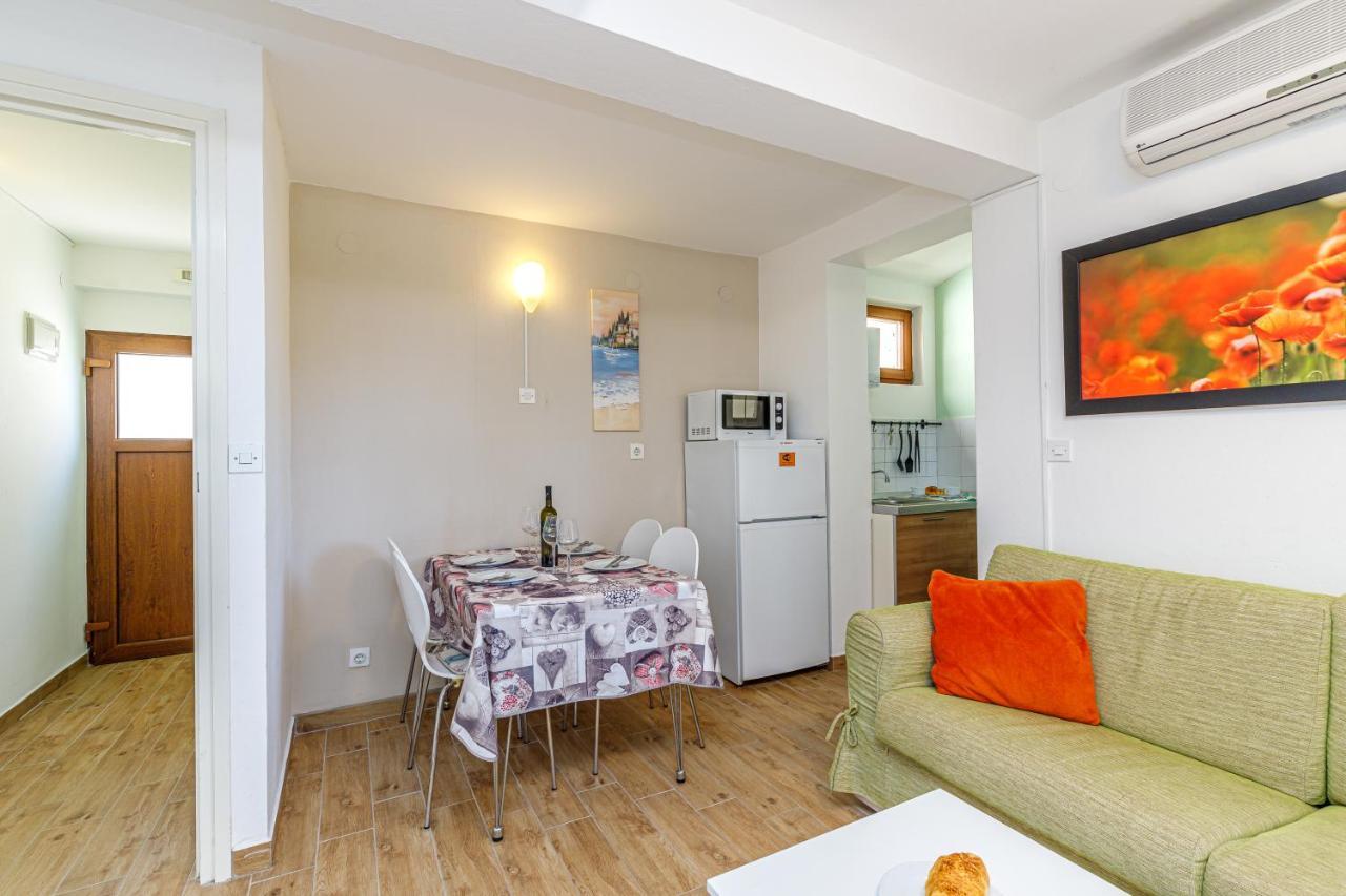 Al Mare Apartments 로비니 외부 사진